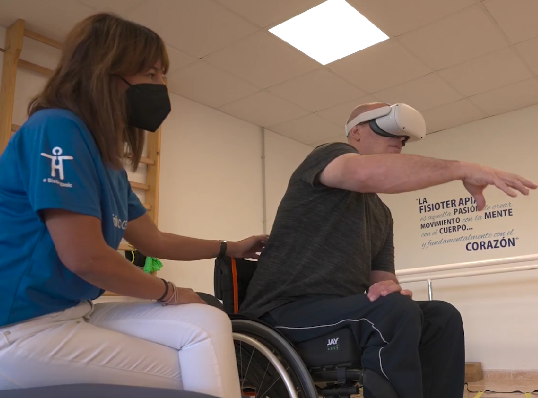 Paciente utilizando Kuracy, manejo de dolor con realidad virtual