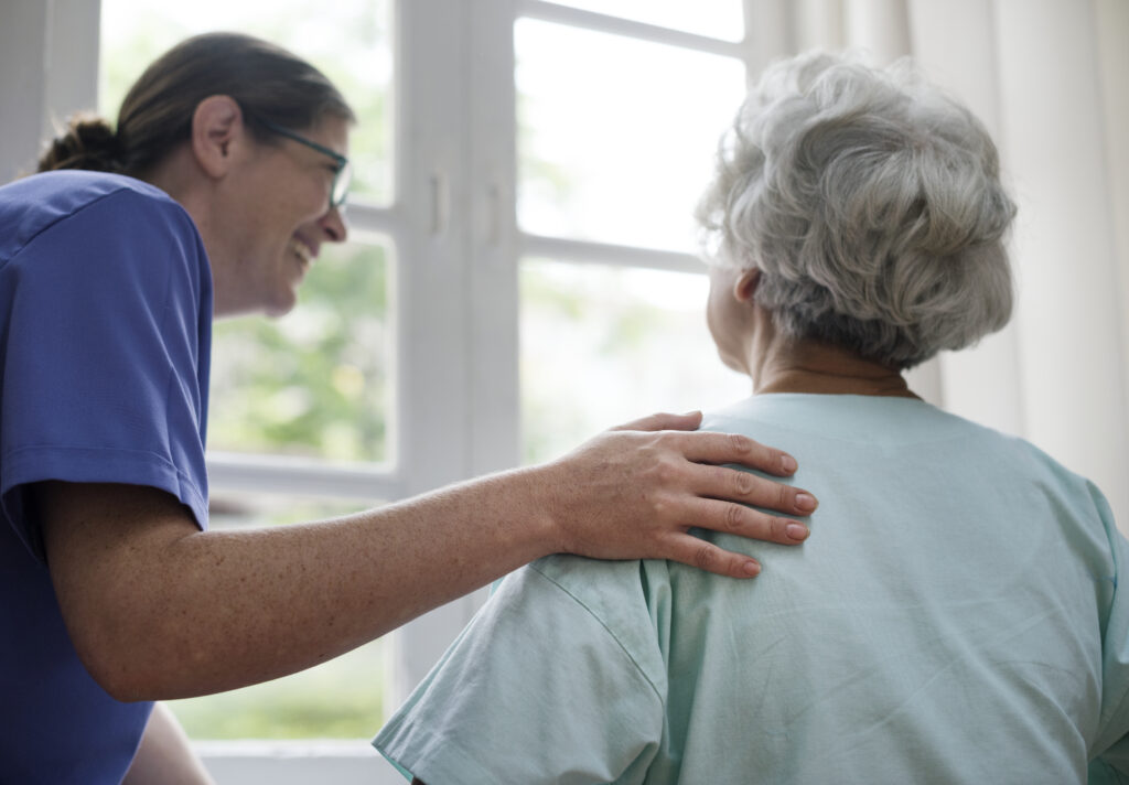 Enfermera con paciente de parkinson